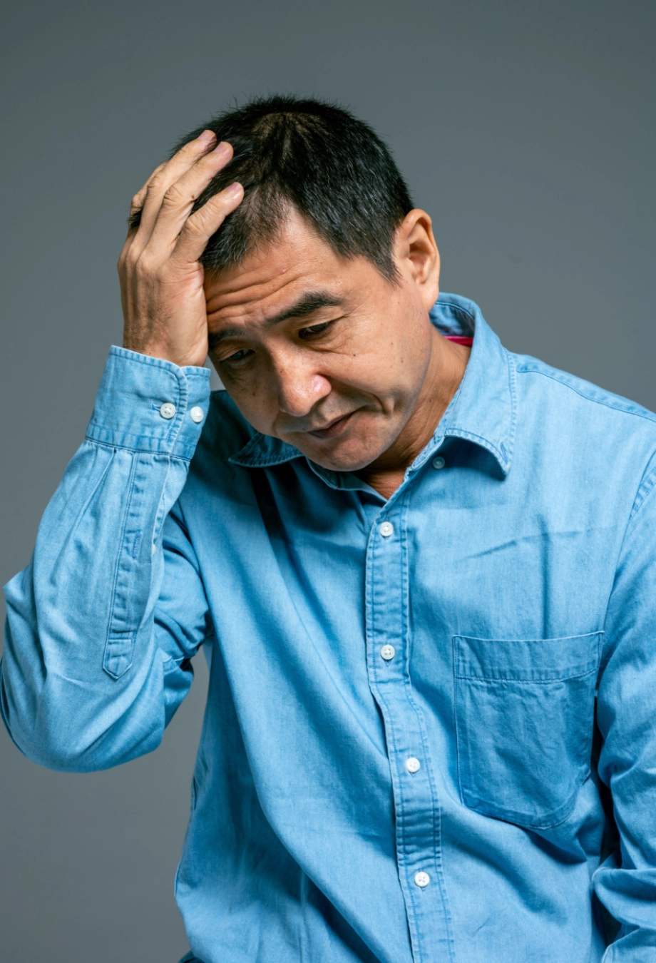 homem expressando o sentimento de que: Sente que faz tudo 'certo' e mesmo assim a vida empaca sempre no mesmo ponto.